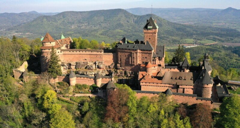 Quel empereur fut à l'origine, de la restauration du château du Haut-Koenigsbourg en Alsace ?