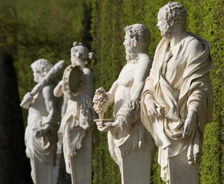 Au château de Versailles, au total, combien de statues ornent les jardins ? 