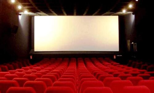 Qui est le réalisateur des films Iron Man (2008) et Iron Man 2 (2010) ? Salle de cinéma