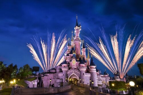 Dans quelle ville est implémenté le parc d'attraction Disneyland Paris ?