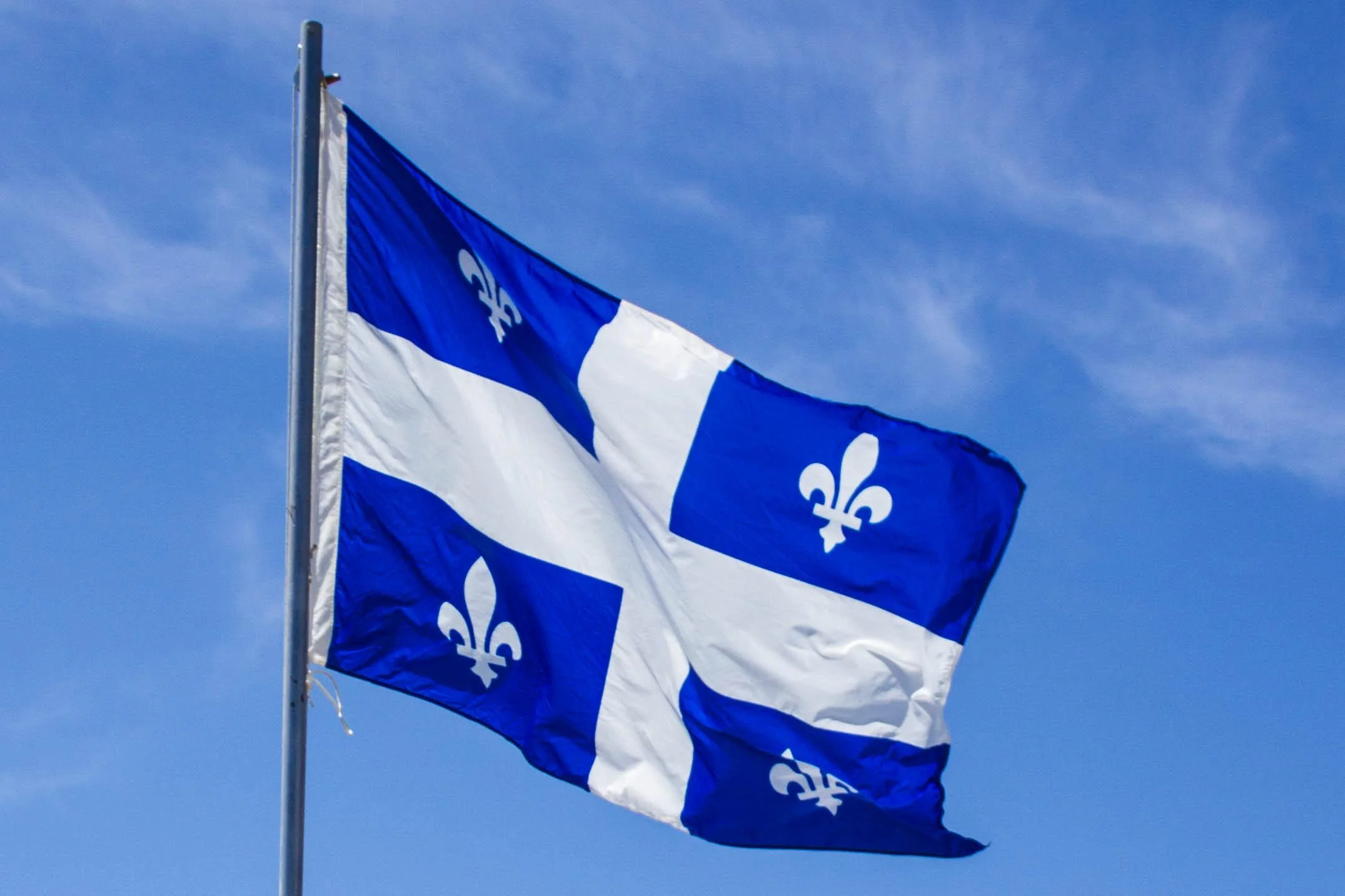 Quelles sont les couleurs du drapeau du Québec depuis 1948 ? 