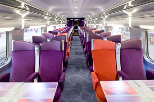 Quel grand couturier arlésien a relooké les TGV en 2005 ? 