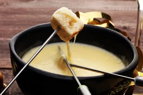 Quels fromages sont traditionnellement mélangés pour faire une fondue savoyarde ? 