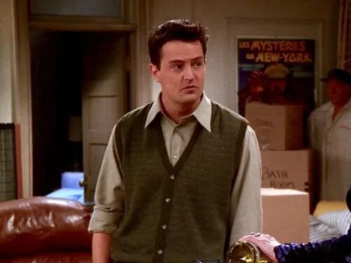 Dans la série Friends, quelle fête Chandler déteste-t-il tout particulièrement ? 