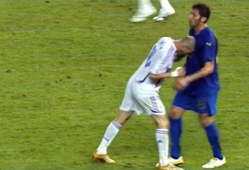Lors de quelle compétition Zinédine Zidane donne-t-il un coup de tête à Marco Materazzi ? 