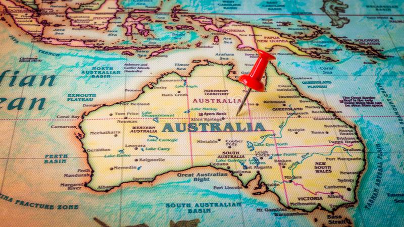 Quelle ville se situe en plein centre de l’Australie ?
