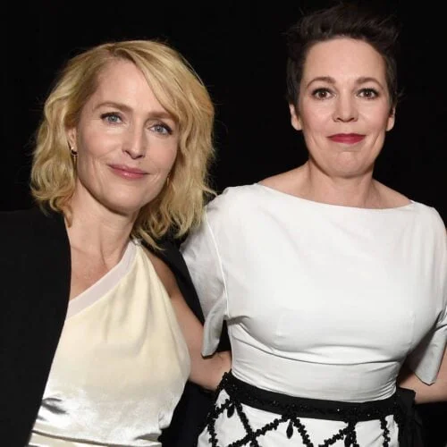 Quelle série Netflix a vu l'arrivée de Gillian Anderson et Olivia Colman dans son casting en 2020 ? 