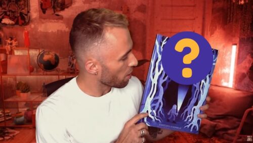 Quel est le nom de la BD lancée par Squeezie qui s’inspire des Threads Horreur sur YouTube ? 