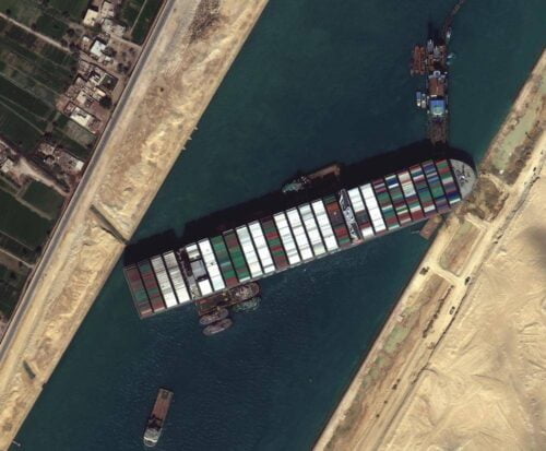 Quel mot était écrit, en lettres géantes, sur le navire bloqué dans le Canal de Suez, en mars 2021 ? 
