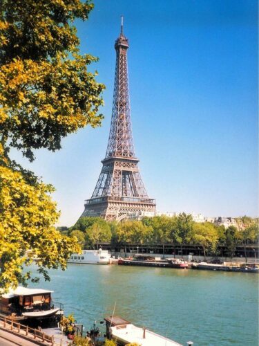 Que se passe-t-il généralement pour la tour Eiffel en été ? 
