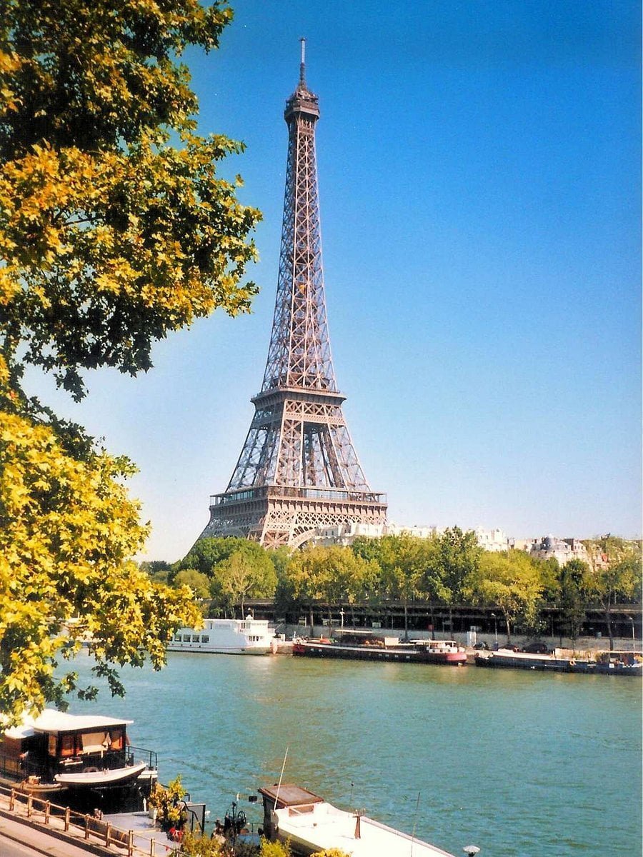 Quelle est la hauteur totale de la Tour Eiffel ? 
