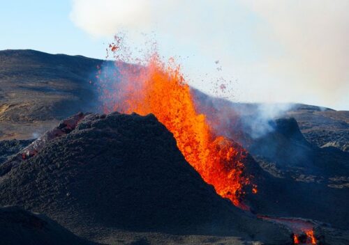 On compte 5 éruptions volcaniques par an en moyenne. Vrai ou faux ? 