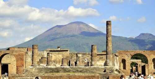 Quel volcan italien a enseveli la ville de Pompéi le 24 août de l'an 79 ? 
