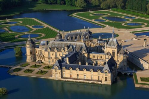 Quel est ce château de l'Oise dans lequel on peut visiter le musée Condé ? 
